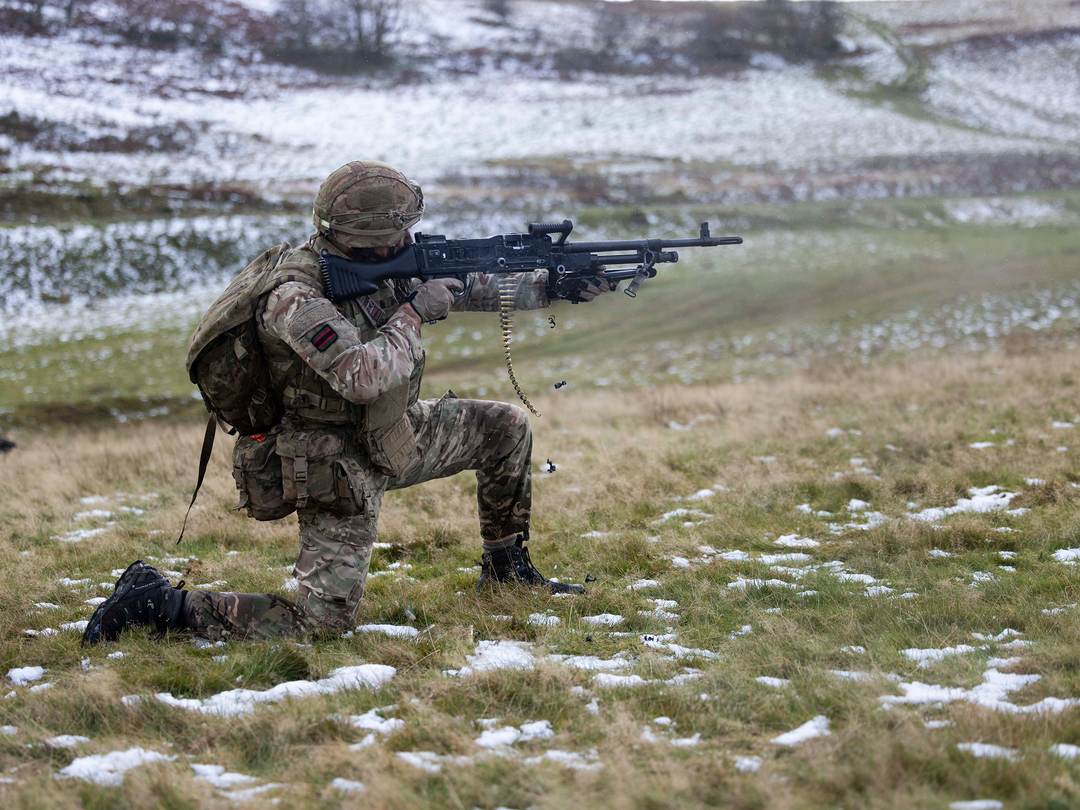 Rifleman kneeling and firing a GPMG Photo Print - British Army Hampshire Prints 6 x 4 No Frame No