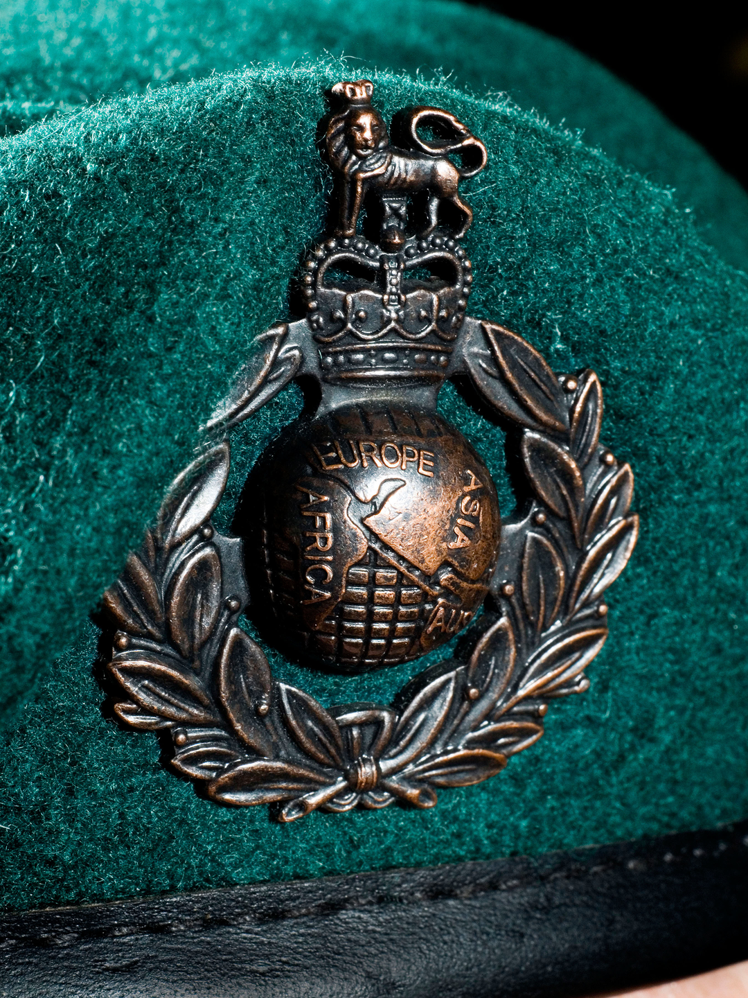Royal Marine Commando Green Beret and badge closeup Photo Print Hampshire Prints 6 x 4 No Frame No