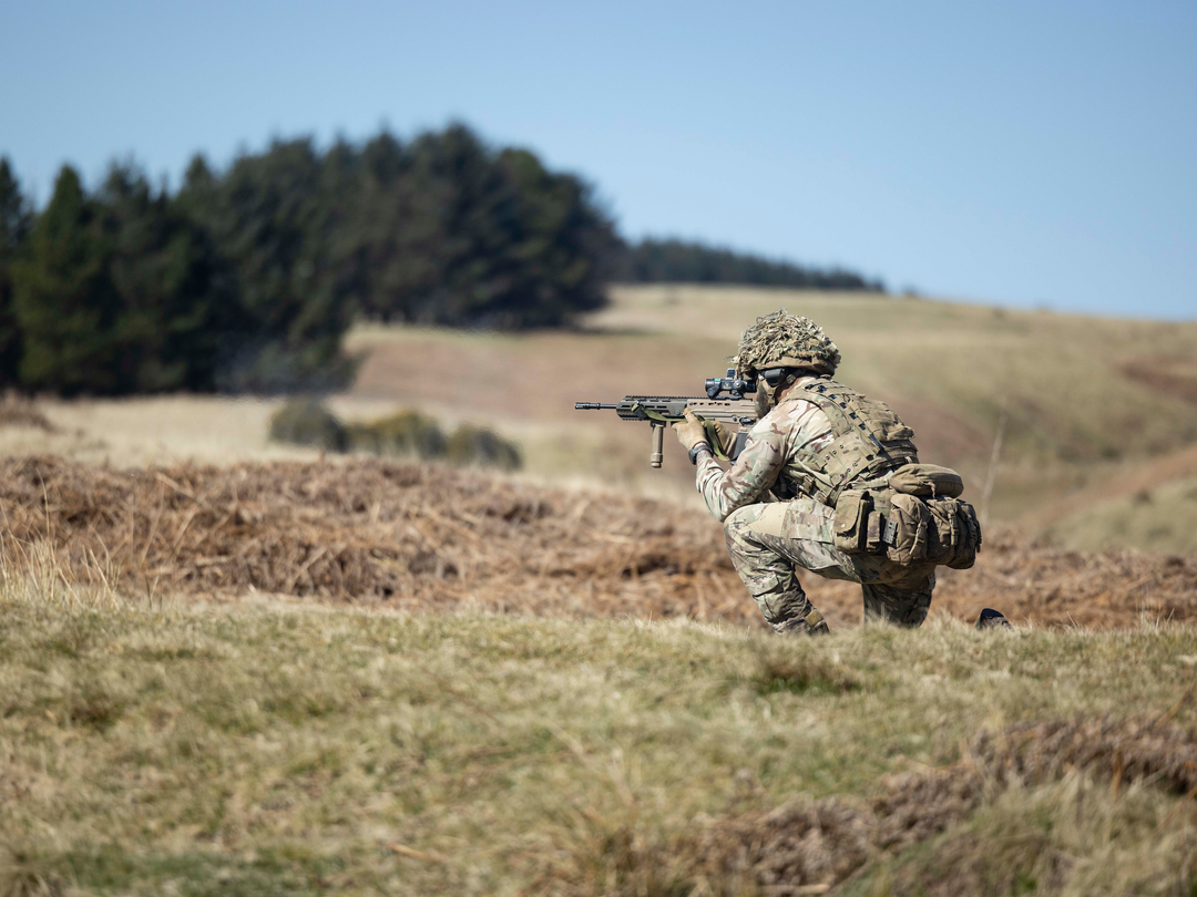 Soldier Kneeling and Firing Photo Print - British Army Hampshire Prints 6 x 4 No Frame No