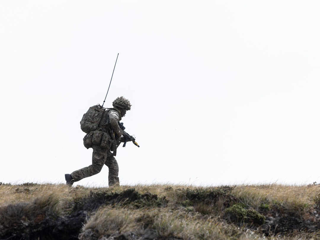 Soldier Running with Rifle Photo Print - British Army Hampshire Prints 6 x 4 No Frame No