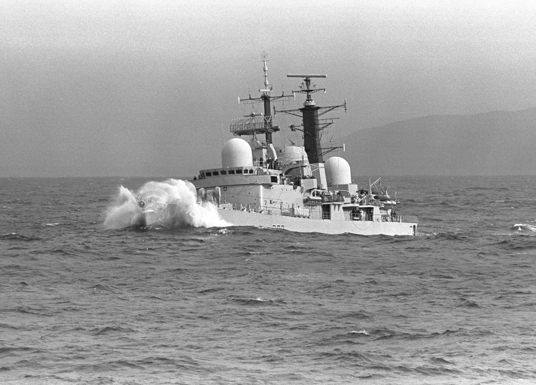HMS Liverpool (D92) Photo Print - In a Swell - Royal Navy Type 42 Destroyer Hampshire Prints 6 x 4 No Frame No