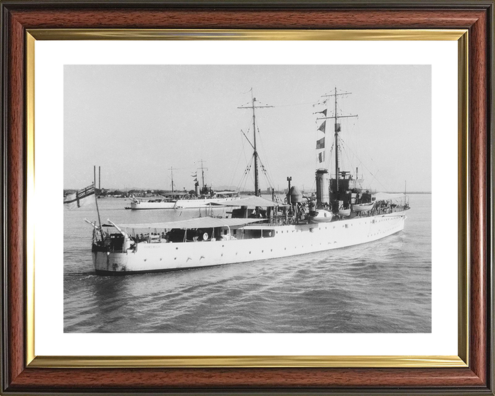 HMS Sandwich (L12) Photo Print - Leaving Port 1933 - Royal Navy Bridgewater Class Sloop Hampshire Prints 10 x 8 Classic Frame Yes