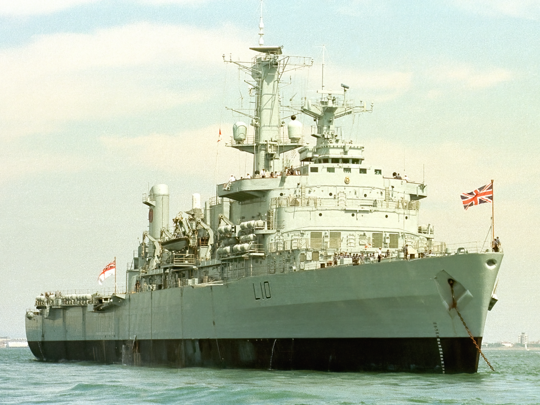 HMS Fearless (L10)