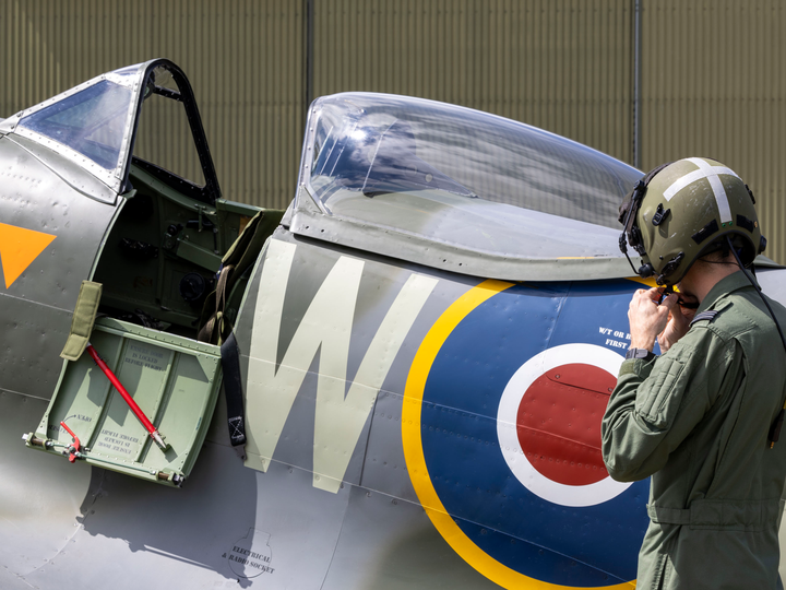 RAF Spitfire and Pilot Photo Print Royal Air Force Wall Art Decor Poster Posters, Prints, & Visual Artwork Hampshire Prints 6 x 4 No Frame No