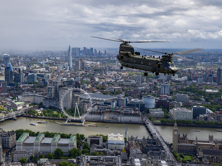 RAF Chinook Helicopter Over London Photo Print - Royal Air Force Aircraft Hampshire Prints 6 x 4 No Frame No