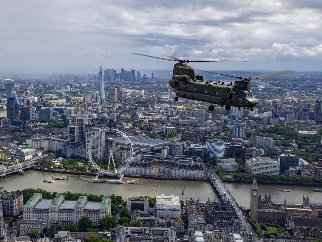 RAF Chinook Helicopter Over London Photo Print Royal Air Force Aircraft Wall Art Aviation Decor Poster Posters, Prints, & Visual Artwork Hampshire Prints 6 x 4 No Frame No