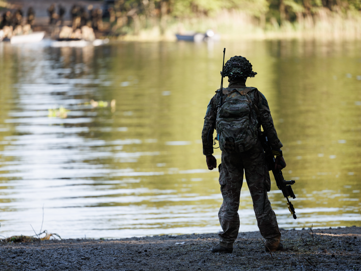 British Army Soldier River Crossing Photo Print Wall Art Military Decor Poster Posters, Prints, & Visual Artwork Hampshire Prints 6 x 4 No Frame No