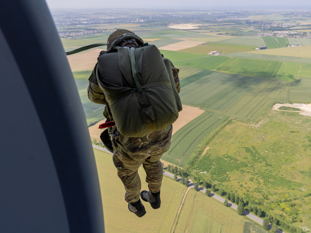 16 Air Assault Brigade Soldier Parachuting Photo Print – British Army Wall Art, Military Decor Posters, Prints, & Visual Artwork Hampshire Prints 6 x 4 No Frame No