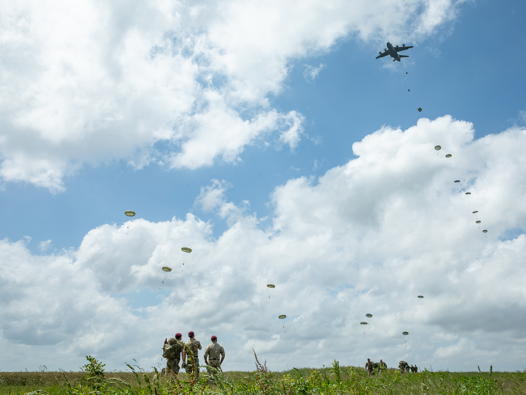 16 Air Assault Brigade Parachuting over France Photo Print – British Army Wall Art, Military Decor Posters, Prints, & Visual Artwork Hampshire Prints 6 x 4 No Frame No