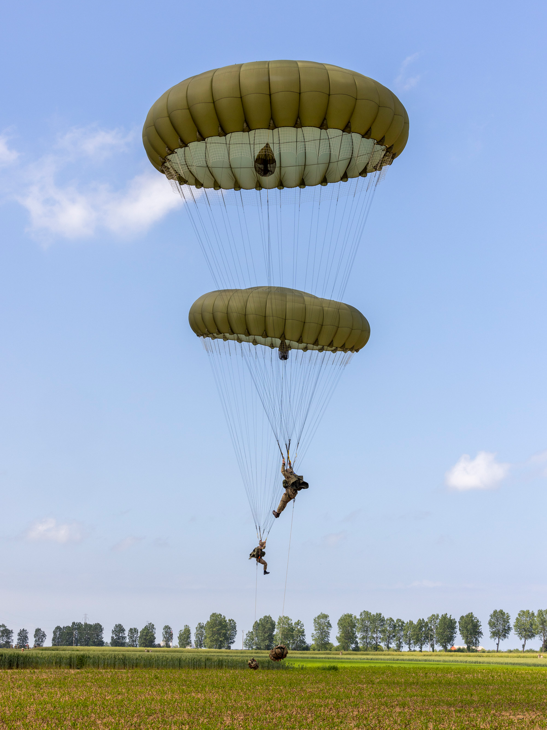 16 Air Assault Brigade Parachuting Photo Print – British Army Wall Art, Military Decor Posters, Prints, & Visual Artwork Hampshire Prints 6 x 4 No Frame No