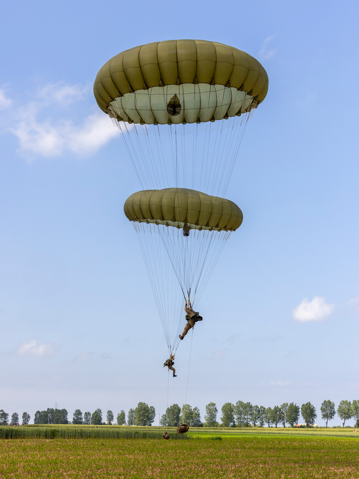 16 Air Assault Brigade Parachuting Photo Print - British Army Hampshire Prints 6 x 4 No Frame No