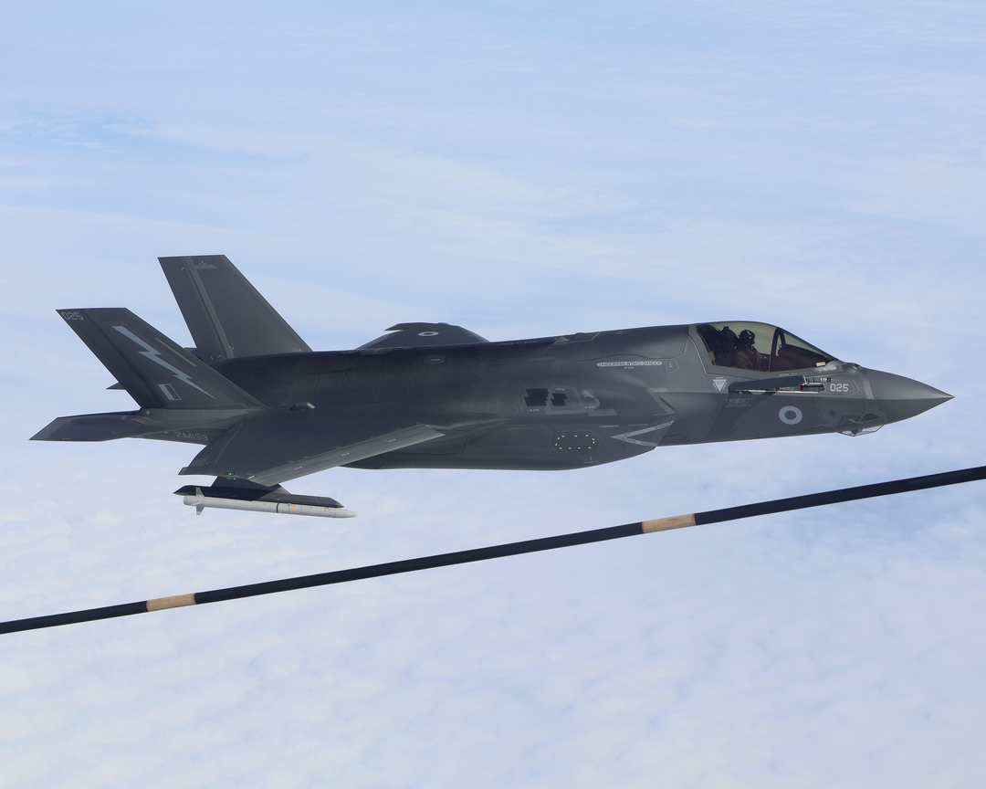 RAF F-35B Lightening awaiting refuelling Photo Print Royal Air Force Aircraft Wall Art Aviation Decor Posters, Prints, & Visual Artwork Hampshire Prints 6 x 4 No Frame No