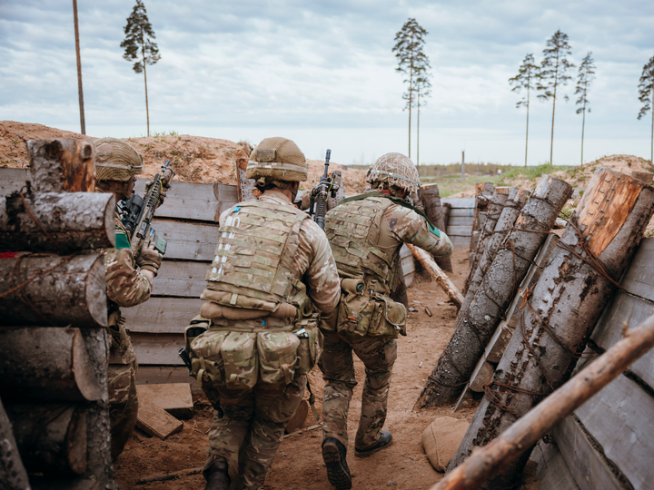 Soldiers Clearing a Trench Photo Print – British Army Wall Art, Military Decor Posters, Prints, & Visual Artwork Hampshire Prints 6 x 4 No Frame No