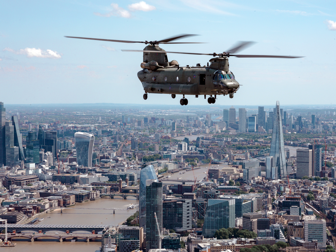 RAF Chinook Helicopter Over The Thames Photo Print Royal Air Force Aircraft Wall Art Aviation Decor Posters, Prints, & Visual Artwork Hampshire Prints 6 x 4 No Frame No