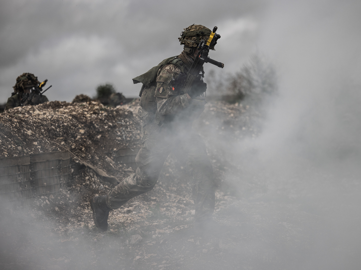 British Army Soldier running through smoke Photo Print Wall Art Military Decor Posters, Prints, & Visual Artwork Hampshire Prints 6 x 4 No Frame No