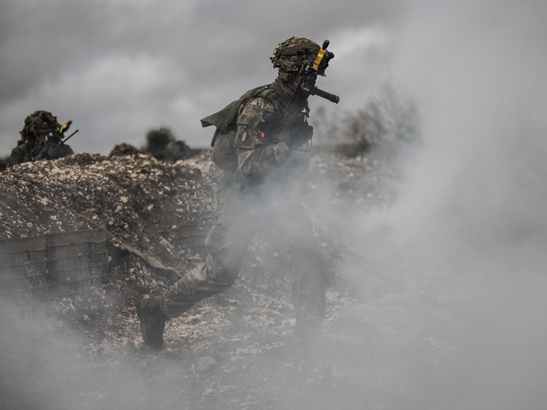 Soldier running through smoke Photo Print - British Army Hampshire Prints 6 x 4 No Frame No