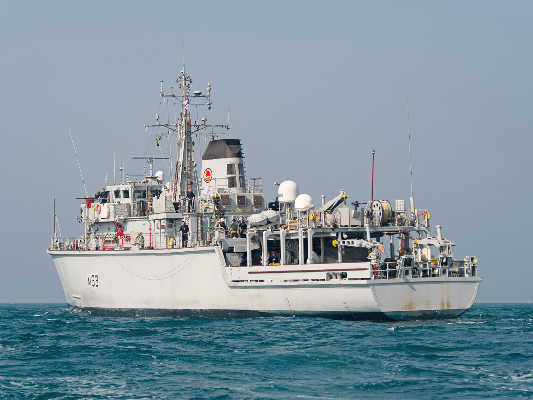 HMS Brocklesby (M33) Royal Navy Hunt Class Mine Warfare Vessel Low Port Quarter View Photo Print Wall Art Decor Posters, Prints, & Visual Artwork Hampshire Prints 6 x 4 No Frame No