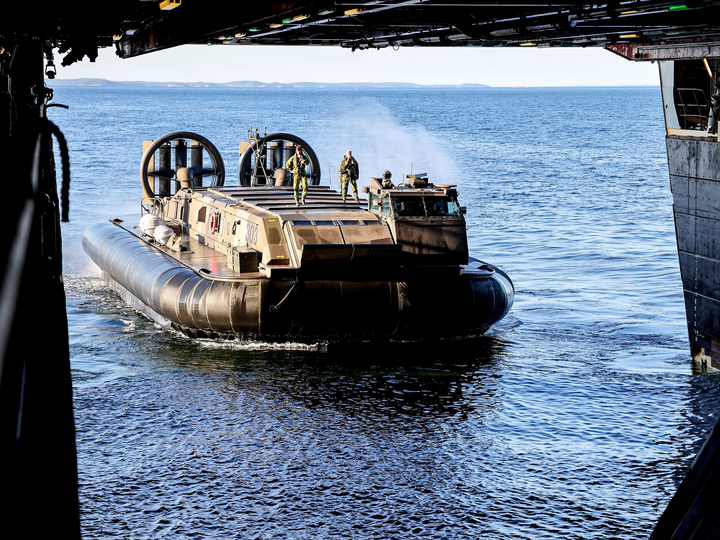 Royal Marines Landing craft Air Cushioned LCAC Hovercraft | Photo Print | Framed Print | Military | Commando | Wall Art | Decor | Photography Hampshire Prints 6 x 4 No Frame No