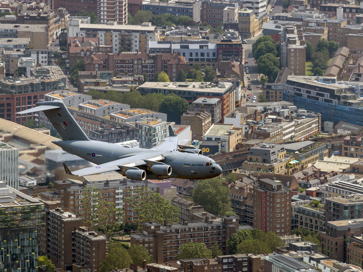 RAF C-17 Globemaster Flies over London Photo Print Royal Air Force Aircraft Wall Art Aviation Decor Posters, Prints, & Visual Artwork Hampshire Prints 6 x 4 No Frame No