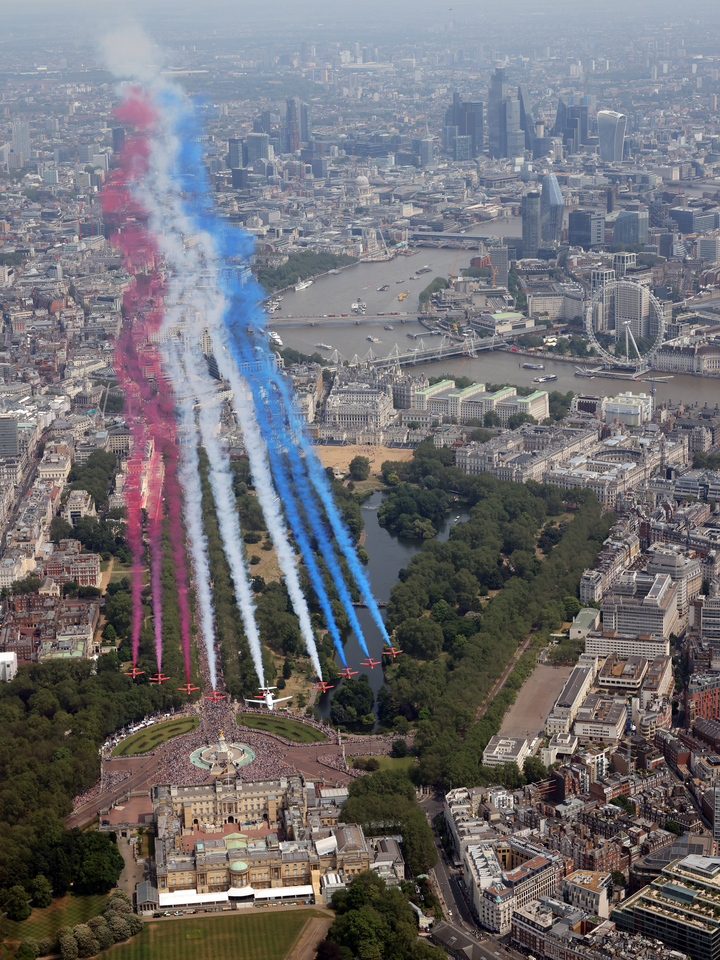 RAF Red Arrows Buckingham Palace flyover Photo Print Royal Air Force Aircraft Aerobatic Display Wall Art Aviation Decor UK Posters, Prints, & Visual Artwork Hampshire Prints 6 x 4 No Frame No