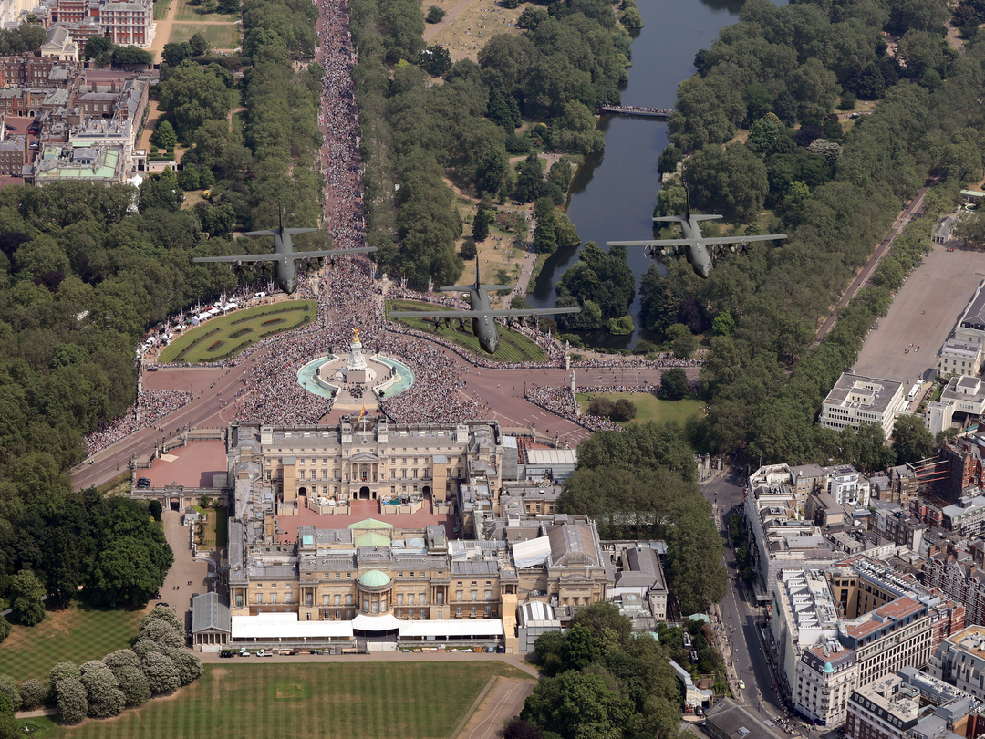 RAF C-130J Hercules over Buckingham Palace Photo Print - Royal Air Force Aircraft Hampshire Prints 6 x 4 No Frame No