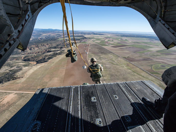 British Army Soldier Parachuting from a Chinook Helicopter Photo Print Wall Art Military Decor Posters, Prints, & Visual Artwork Hampshire Prints 6 x 4 No Frame No
