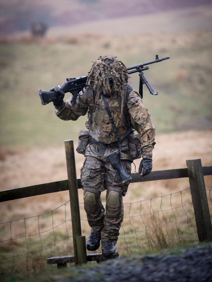British Army Soldier Carrying a GPMG Photo Print Wall Art Military Decor Poster Posters, Prints, & Visual Artwork Hampshire Prints 6 x 4 No Frame No