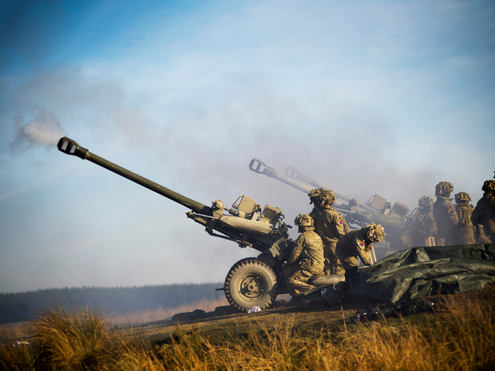 Soldiers firing 105mm Light Gun Photo Print – British Army Wall Art, Military Decor Posters, Prints, & Visual Artwork Hampshire Prints 6 x 4 No Frame No