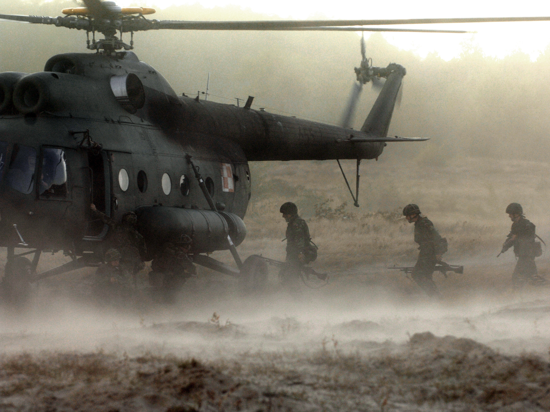 Soldiers Boarding a Helicopter Photo Print - British Army Hampshire Prints 6 x 4 No Frame No