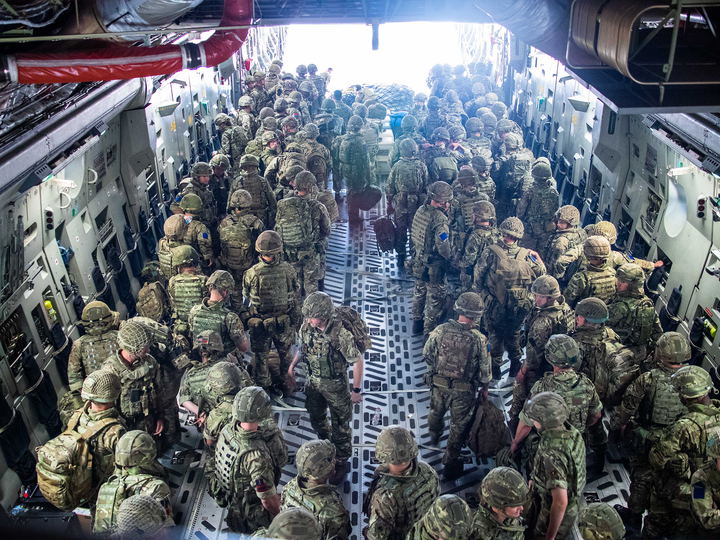 Soldiers arrive in Kabul on a C-17 Photo Print - British Army Hampshire Prints 6 x 4 No Frame No