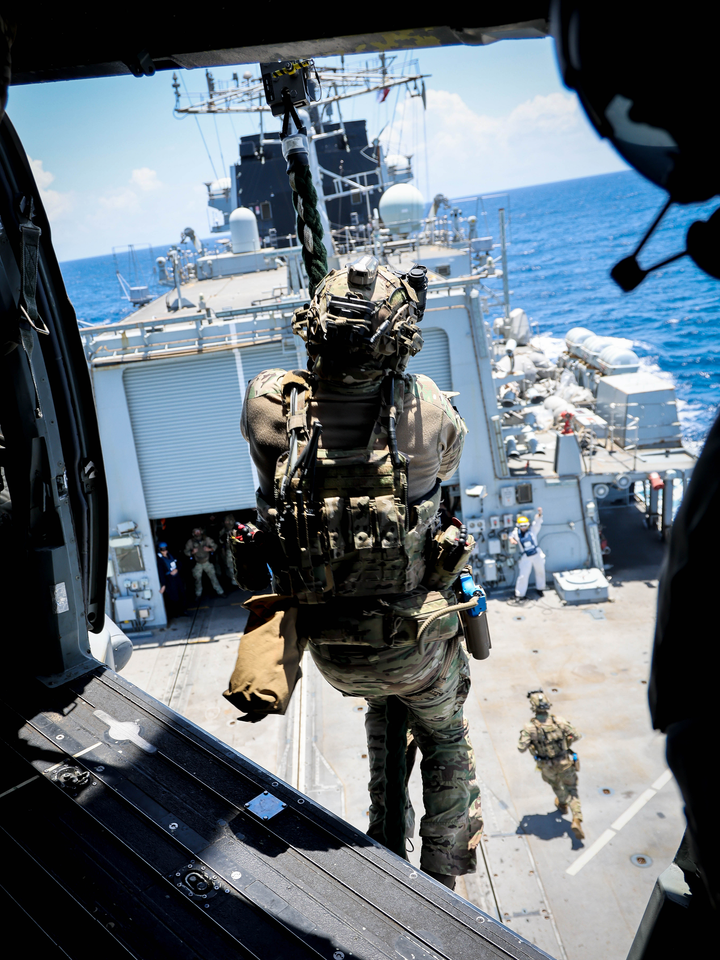 Royal Marine Commando Fast Rope from a Merlin Photo Print 42 Commando Marines Wall Art Military Decor UK Posters, Prints, & Visual Artwork Hampshire Prints 6 x 4 No Frame No