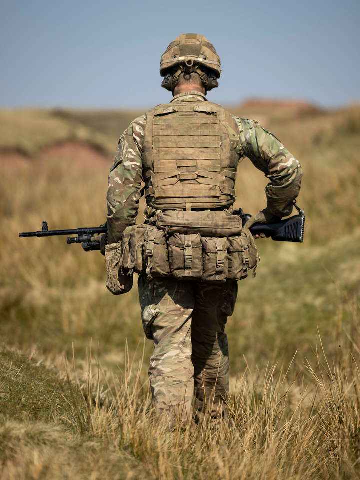 British Army Soldier Carrying a GPMG Photo Print Wall Art Military Decor Posters, Prints, & Visual Artwork Hampshire Prints 6 x 4 No Frame No