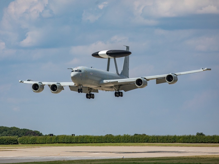 RAF E-3D Sentry Aircraft Landing Photo Print Royal Air Force Aircraft Wall Art Aviation Decor Posters, Prints, & Visual Artwork Hampshire Prints 6 x 4 No Frame No