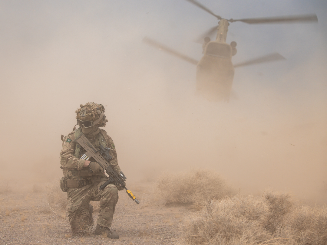 Soldier With Chinook Helicopter taking off Photo Print – British Army Helicopter Operations Wall Art, Military Decor Posters, Prints, & Visual Artwork Hampshire Prints 6 x 4 No Frame No