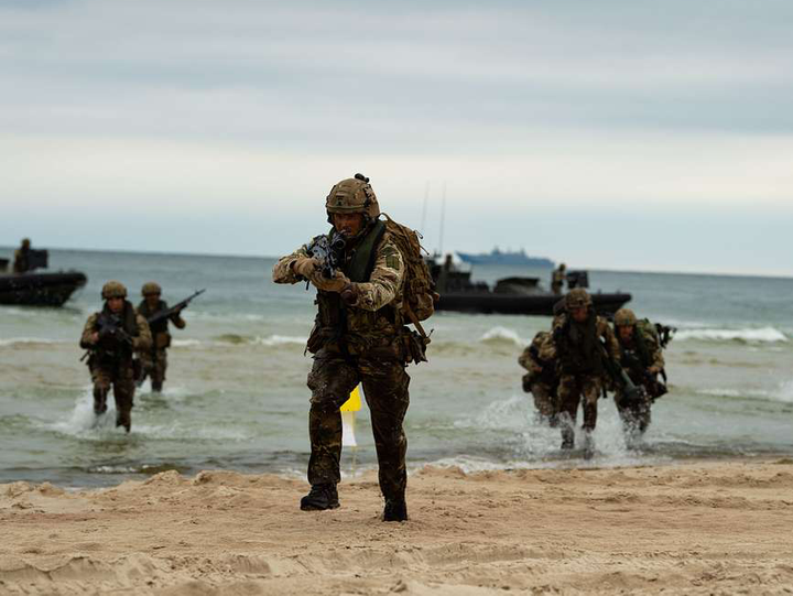 Royal Marines Beach Assault Photo Print - 45 Commando Posters, Prints, & Visual Artwork Hampshire Prints 6 x 4 No Frame No