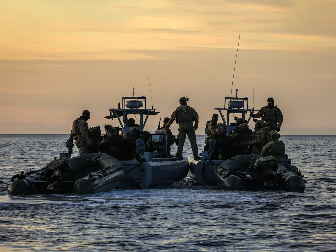 Royal Marines Commandos cross deck from Commando Raiding Craft Photo Print - 40 Commando Posters, Prints, & Visual Artwork Hampshire Prints 6 x 4 No Frame No