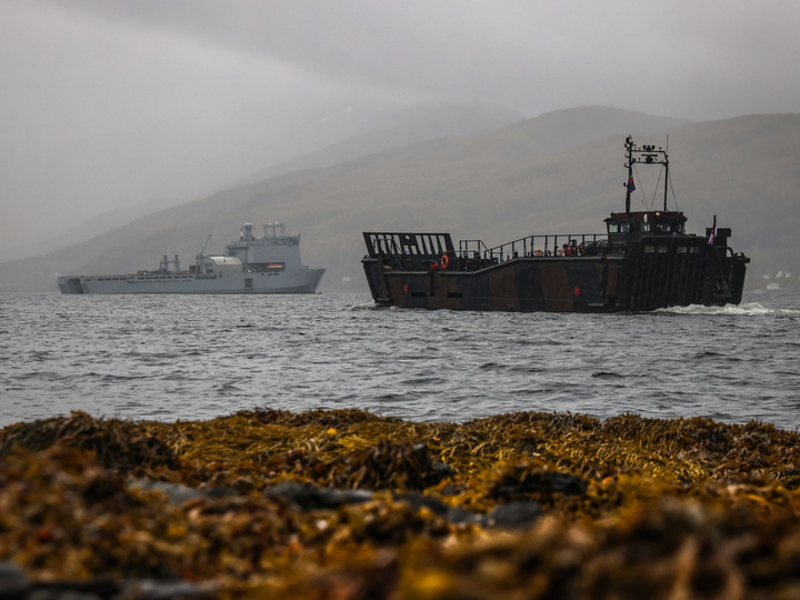 Royal Marine Landing Craft Utility (LCU) Underway Photo Print - 40 Commando Hampshire Prints 6 x 4 No Frame No