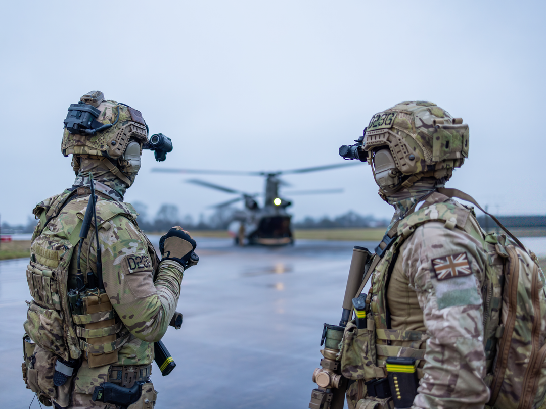 Soldiers Look Towards a Chinook Helicopter Photo Print – British Army Helicopter Operations Wall Art, Military Decor Posters, Prints, & Visual Artwork Hampshire Prints 6 x 4 No Frame No