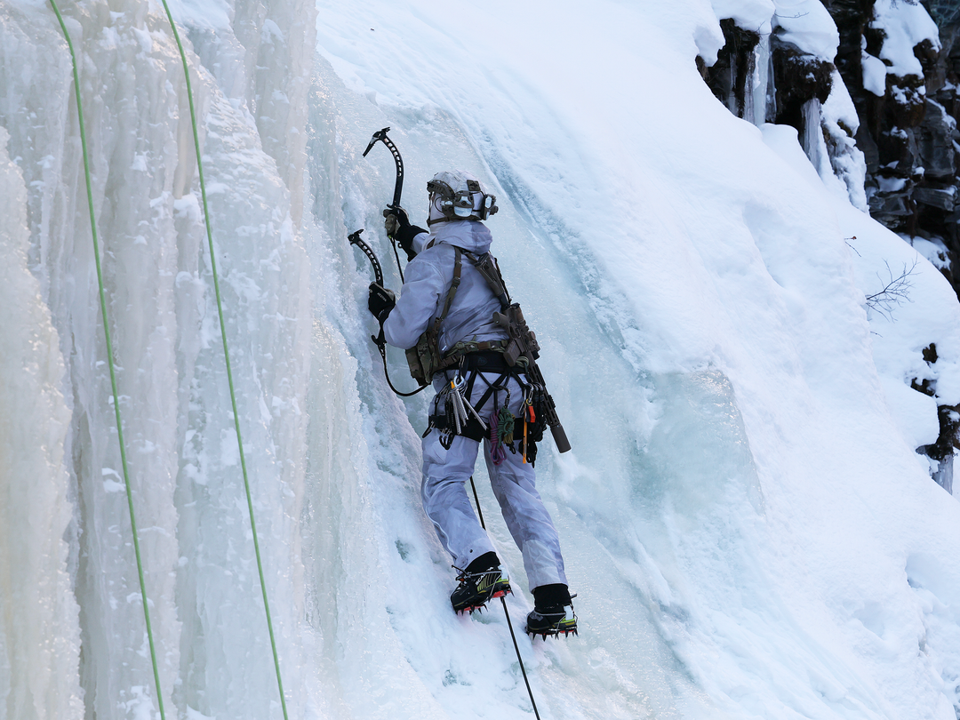 Royal Marine Commando Ice Climbing in Norway 30 Commando Marines Wall Art Military Decor UK Photo Print Posters, Prints, & Visual Artwork Hampshire Prints 6 x 4 No Frame No