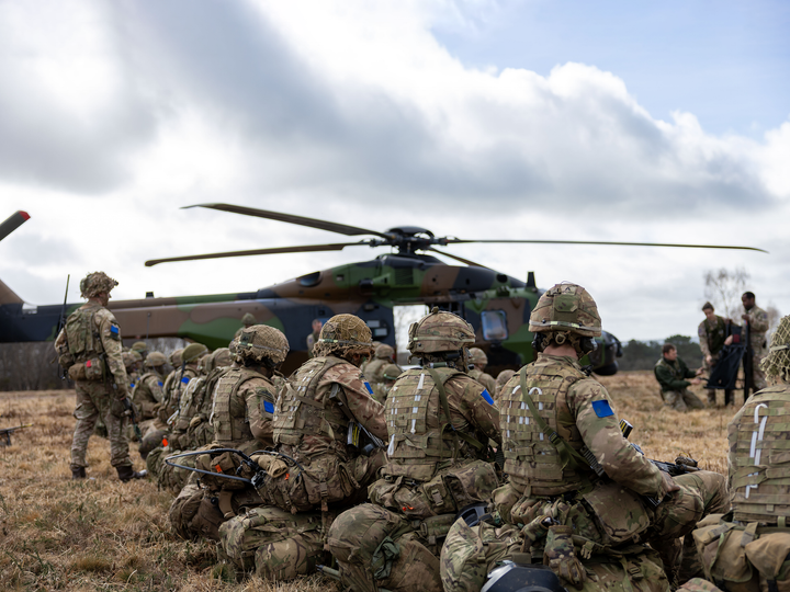 British Army Parachute Regiment Soldiers with French Caiman Helicopter Photo Print Wall Art Poster Posters, Prints, & Visual Artwork Hampshire Prints 6 x 4 No Frame No