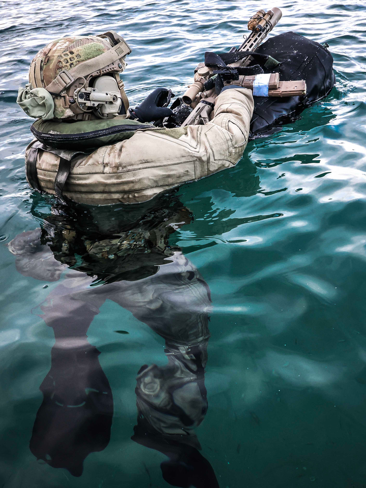 Royal Marine Swims to shore Photo Print 30 Commando Wall Art Military Decor UK Poster Posters, Prints, & Visual Artwork Hampshire Prints 6 x 4 No Frame No