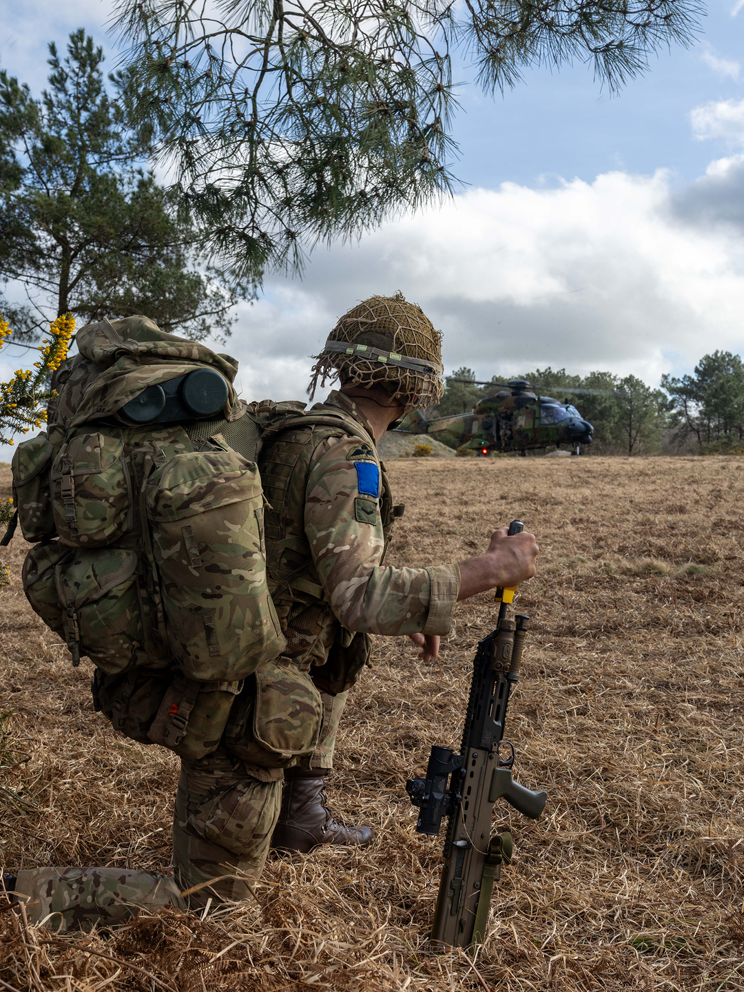 Parachute Regiment Kneels watching a French Caiman Helicopter Photo Print – Parachute Regiment Wall Art, Military Decor Posters, Prints, & Visual Artwork Hampshire Prints 6 x 4 No Frame No