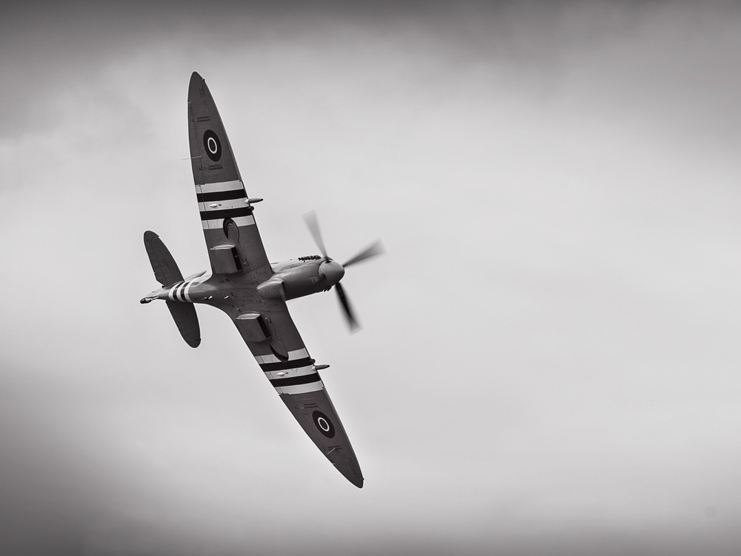 RAF Spitfire Black and White Royal Air Force Aircraft Photo Print Wall Art Aviation Decor UK Posters, Prints, & Visual Artwork Hampshire Prints 6 x 4 No Frame No