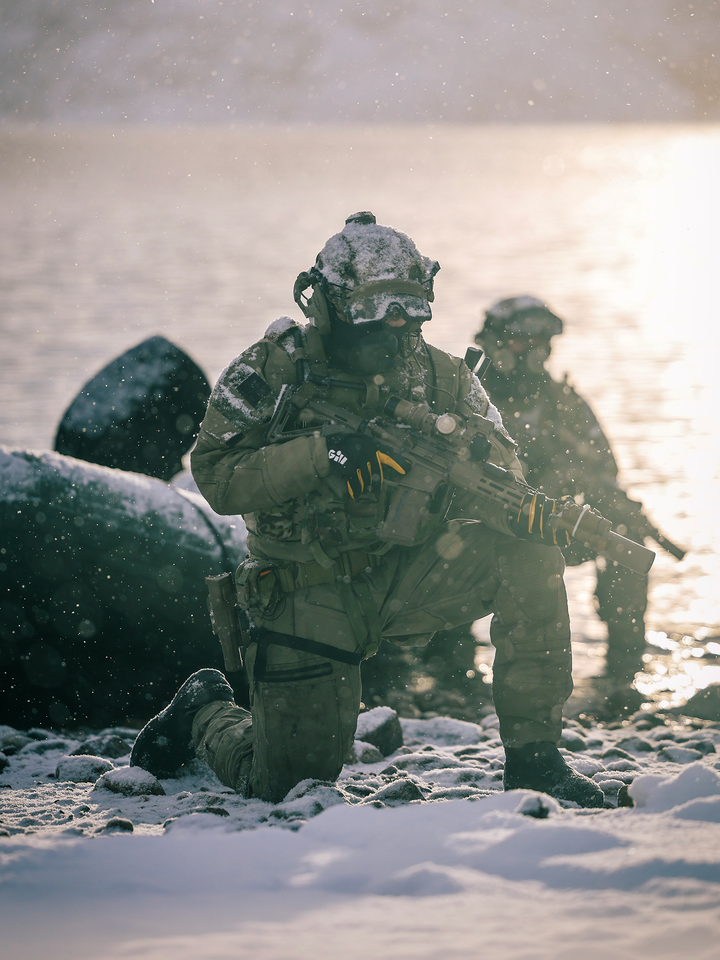 Royal Marines Kneeling During beach assault Photo Print 30 Commando Wall Art Military Decor Posters, Prints, & Visual Artwork Hampshire Prints 6 x 4 No Frame No