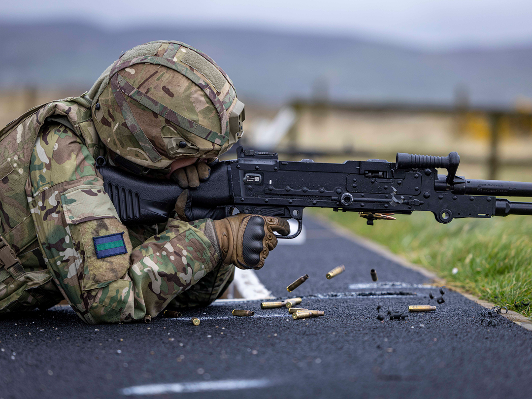 British Army Reserve Trooper firing a GPMG Photo Print Wall Art Military Decor Poster Posters, Prints, & Visual Artwork Hampshire Prints 6 x 4 No Frame No