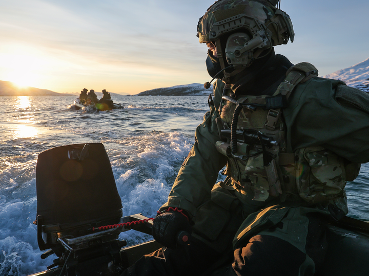 Royal Marine operates a Inflatable Raiding Craft Photo Print 30 Commando Wall Art Military Decor UK Posters, Prints, & Visual Artwork Hampshire Prints 6 x 4 No Frame No