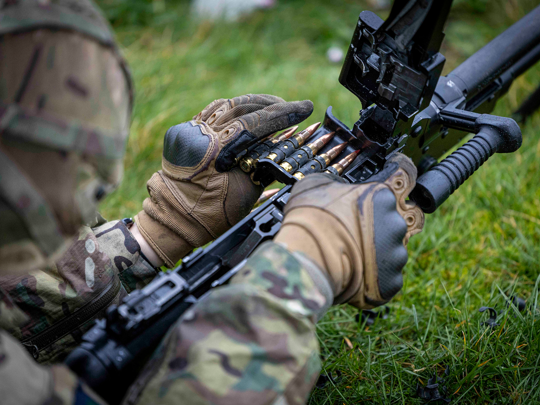 British Army Reserve Trooper Loads a GPMG Photo Print Wall Art Military Decor Poster Posters, Prints, & Visual Artwork Hampshire Prints 6 x 4 No Frame No