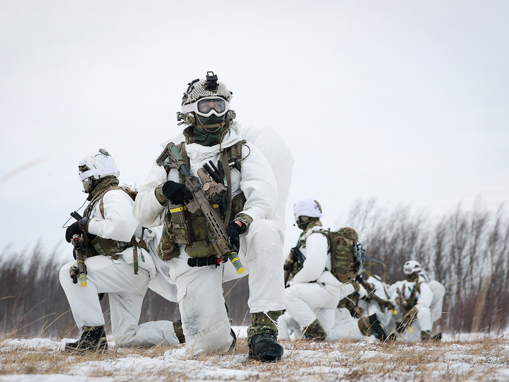 Royal Marines kneel During Cold Weather exercise Photo Print 40 Commando Marines Wall Art Military Decor Posters, Prints, & Visual Artwork Hampshire Prints 6 x 4 No Frame No