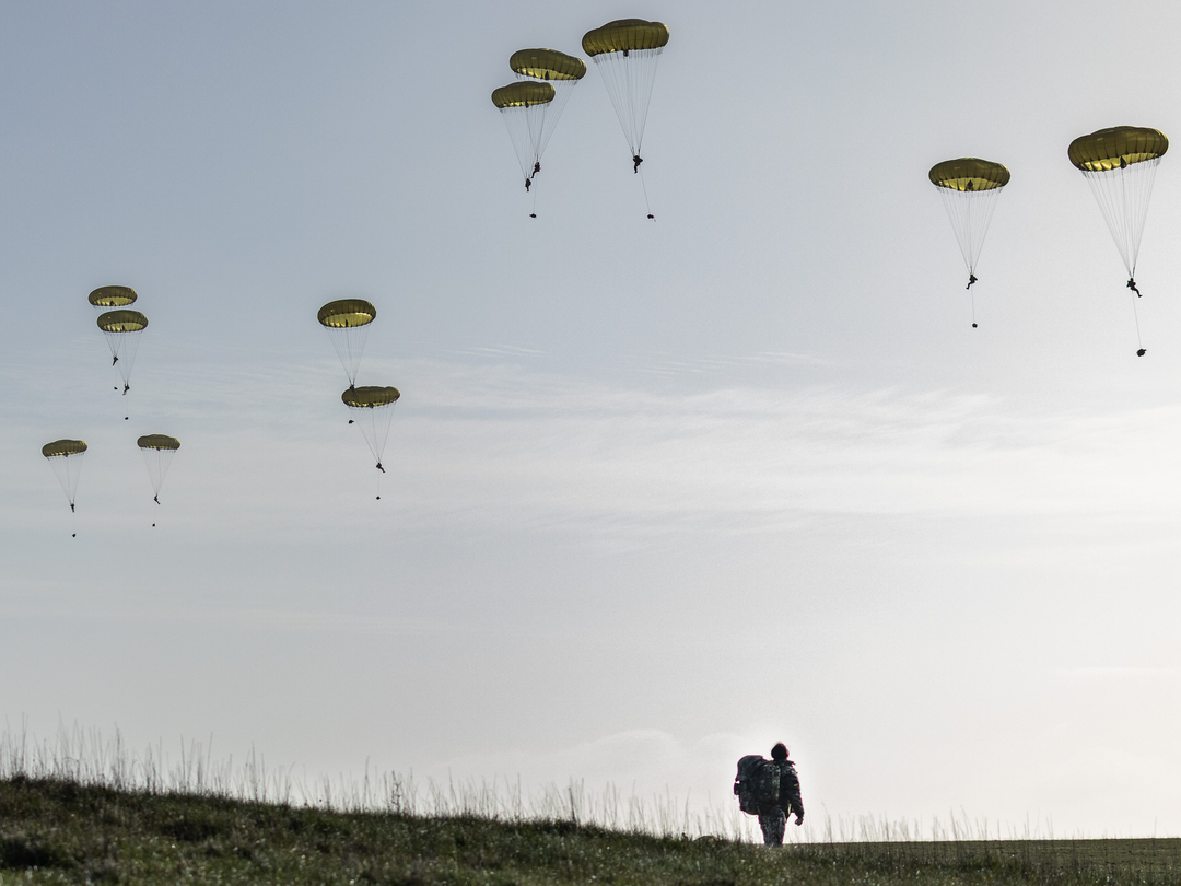 British Army Medic and Parachutes 2026 Photo Print Wall Art Military Decor Poster Posters, Prints, & Visual Artwork Hampshire Prints 6 x 4 No Frame No