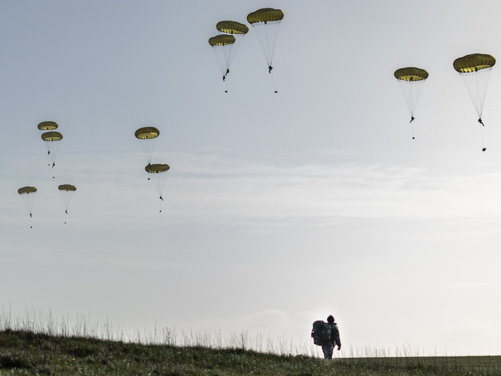 British Army Medic and Parachutes 2026 Photo Print Wall Art Military Decor Poster Posters, Prints, & Visual Artwork Hampshire Prints 6 x 4 No Frame No